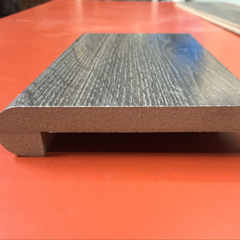 Modanatura del naso della scala in laminato con montaggio a filo